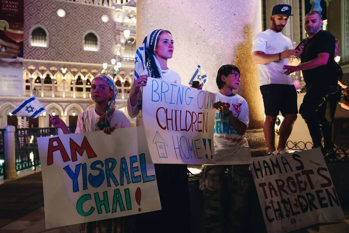 Simpatizantes sostienen pancartas durante una manifestación pro-Israel frente al Venetian el d ...