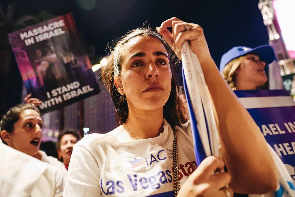 Una mujer llora durante una manifestación pro-Israel frente al Venetian el domingo 8 de octubr ...