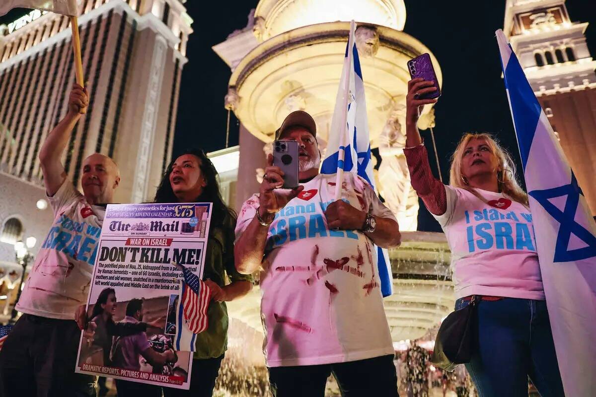 Simpatizantes sostienen pancartas durante una manifestación pro-Israel frente al Venetian el d ...