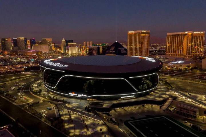 Vista aérea del Allegiant Stadium y el Strip de Las Vegas al atardecer del jueves 6 de enero d ...