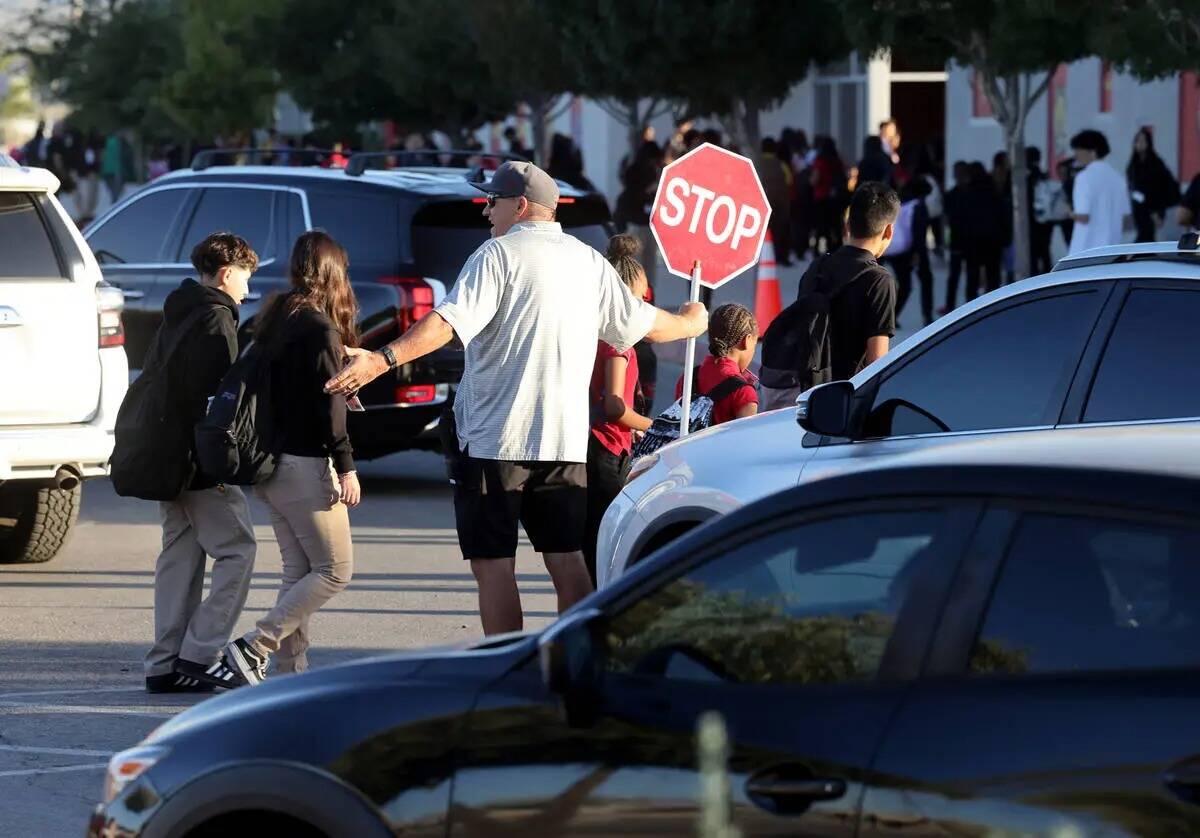 Los estudiantes llegan a la escuela en Somerset Academy's Losee en North Las Vegas, lunes, 9 de ...