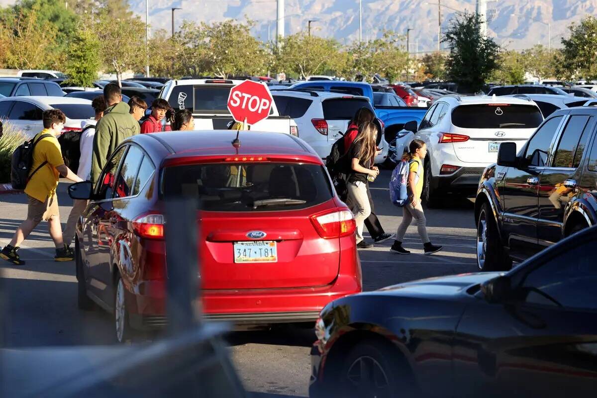 Los estudiantes llegan a la escuela en Somerset Academy's Losee en North Las Vegas, lunes, 9 de ...