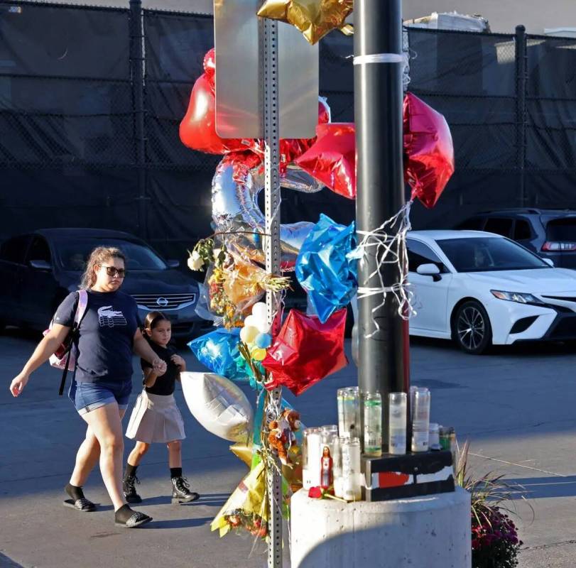 Nelsy González acompaña a su hija Sophia Castillo, de 6 años, al colegio Somerset Academy's ...