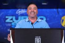 Oscar De La Hoya habla durante una conferencia de prensa para promover Gilberto Ramírez contra ...