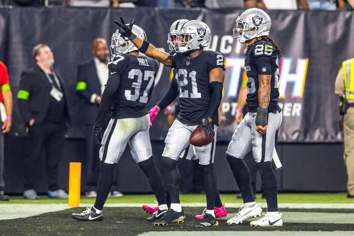 El cornerback de los Raiders Amik Robertson (21) celebra una intercepción con sus compañeros ...