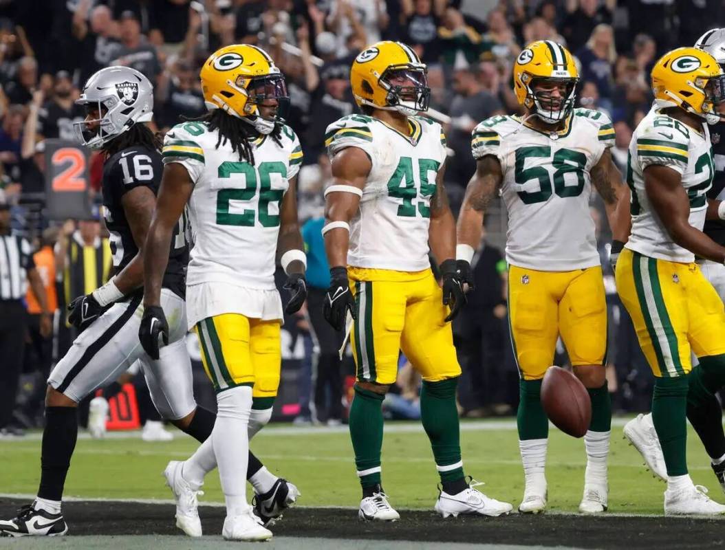 El wide receiver de los Raiders Jakobi Meyers (16) celebra su touchdown mientras los jugadores ...