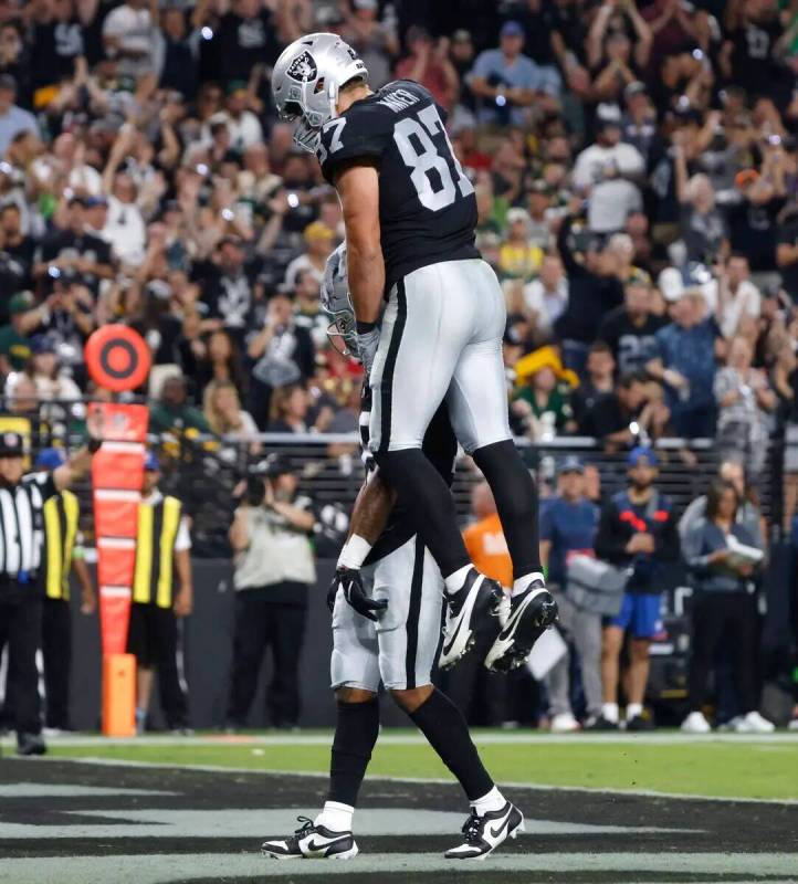 El wide receiver de los Raiders Jakobi Meyers (16) y el tight end Michael Mayer (87) celebran d ...