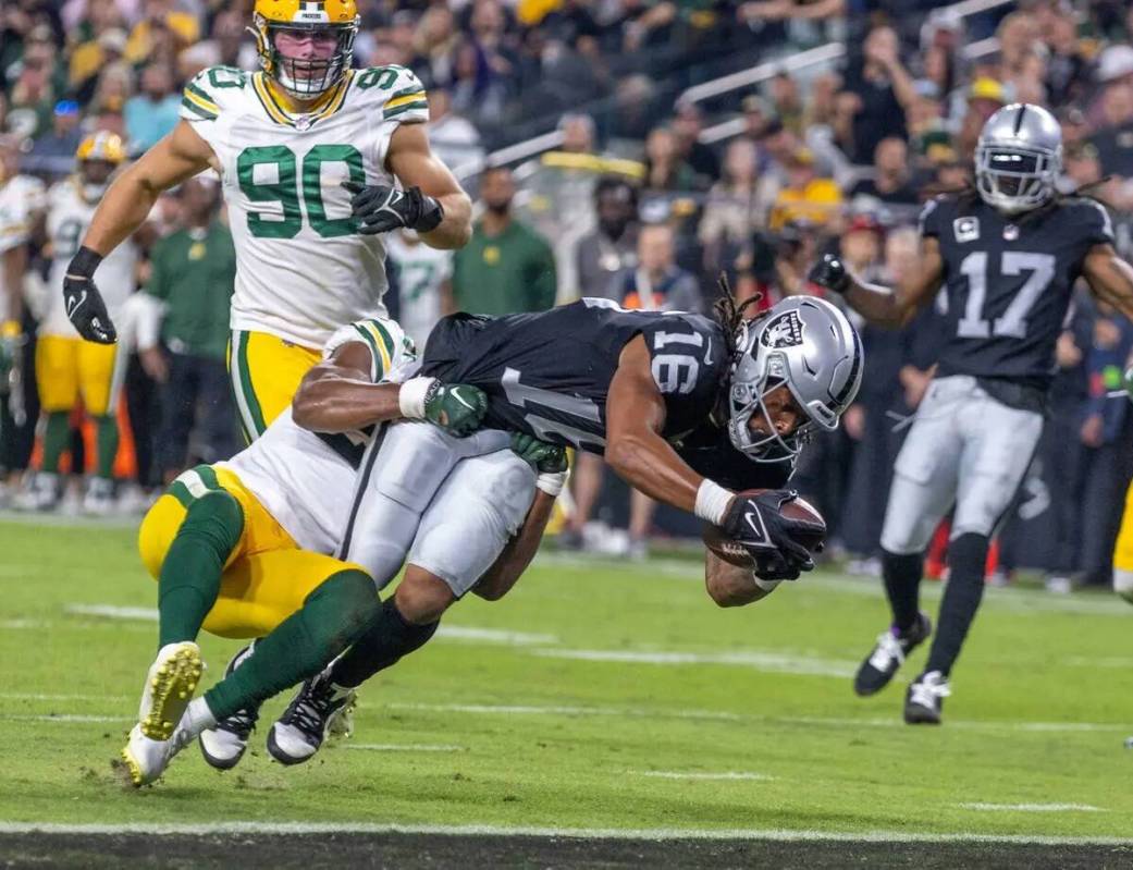 El wide receiver de los Raiders Jakobi Meyers (16) se extiende sobre la línea de gol con el sa ...