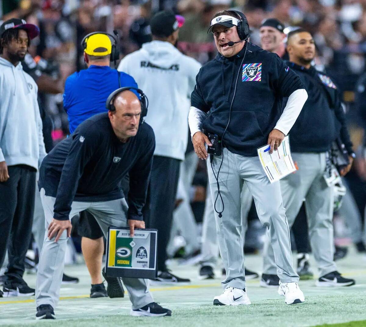 El entrenador de los Raiders Josh McDaniels grita en la banda contra los Green Bay Packers dura ...