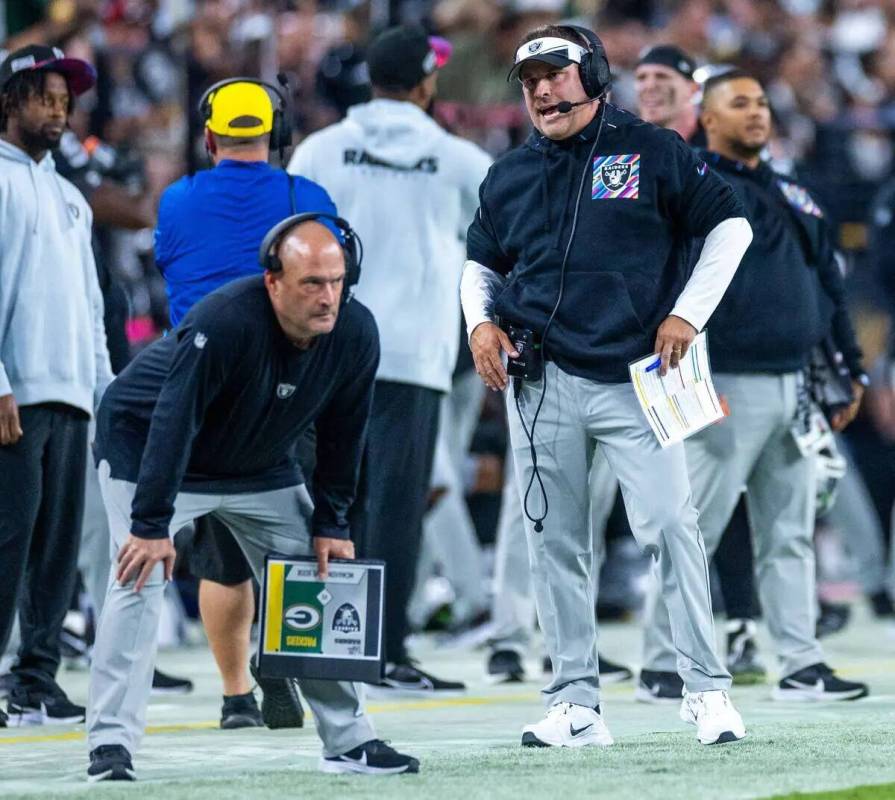 El entrenador de los Raiders Josh McDaniels grita en la banda contra los Green Bay Packers dura ...