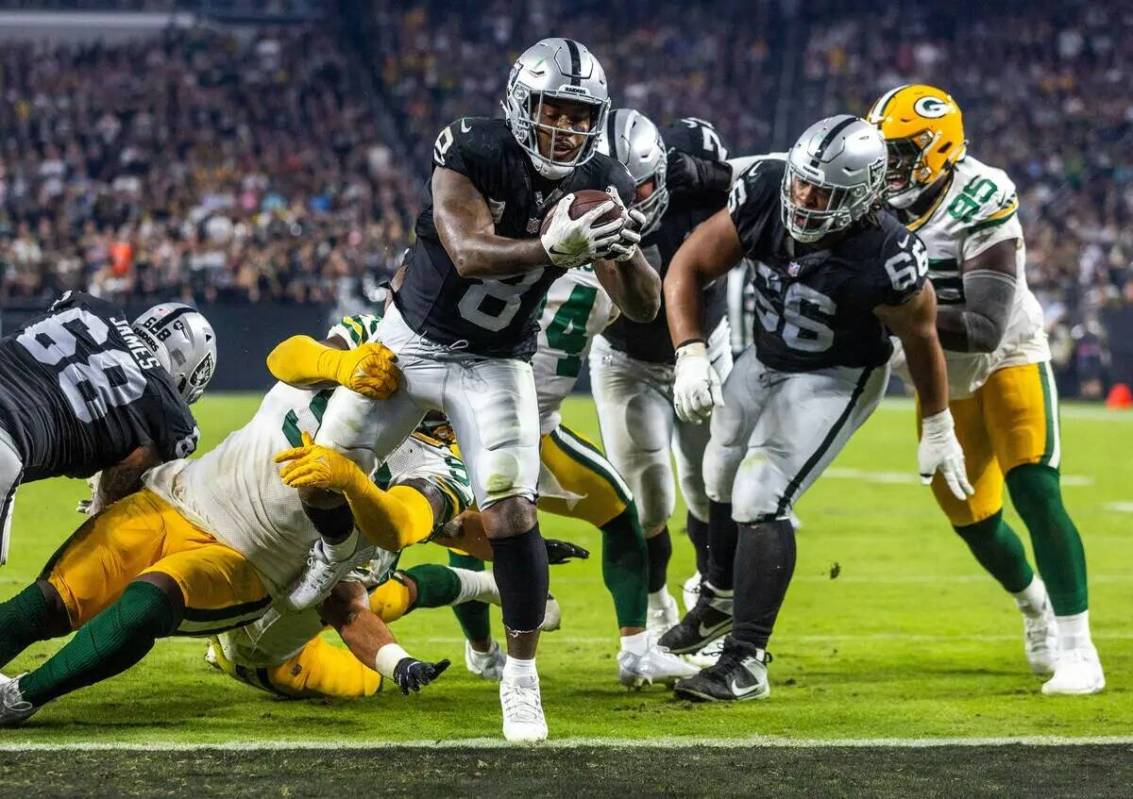 El running back de los Raiders Josh Jacobs (8) se extiende sobre la línea de gol para un touch ...