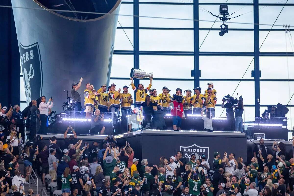 Los Golden Knights con la Copa Stanley en el aire para el encendido de la antorcha mientras los ...