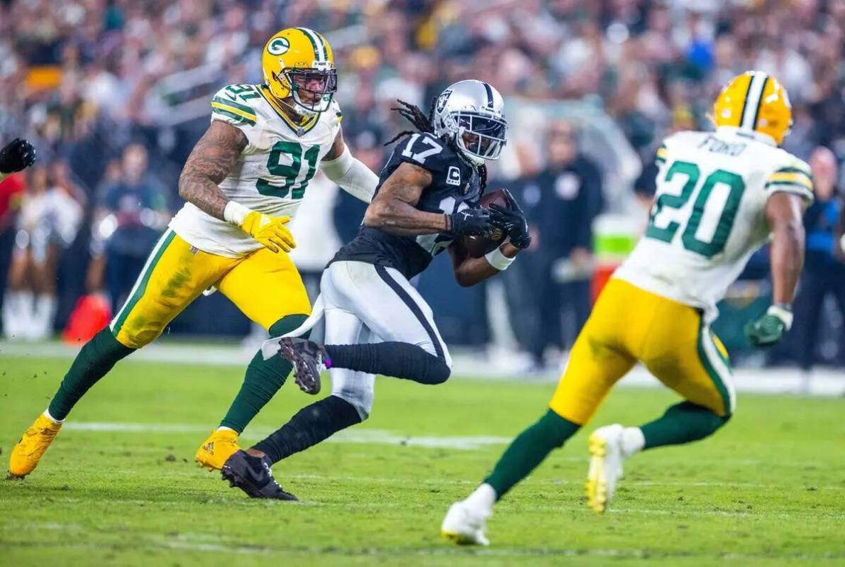 El wide receiver de los Raiders Davante Adams (17) divide a la defensa después de una captura ...