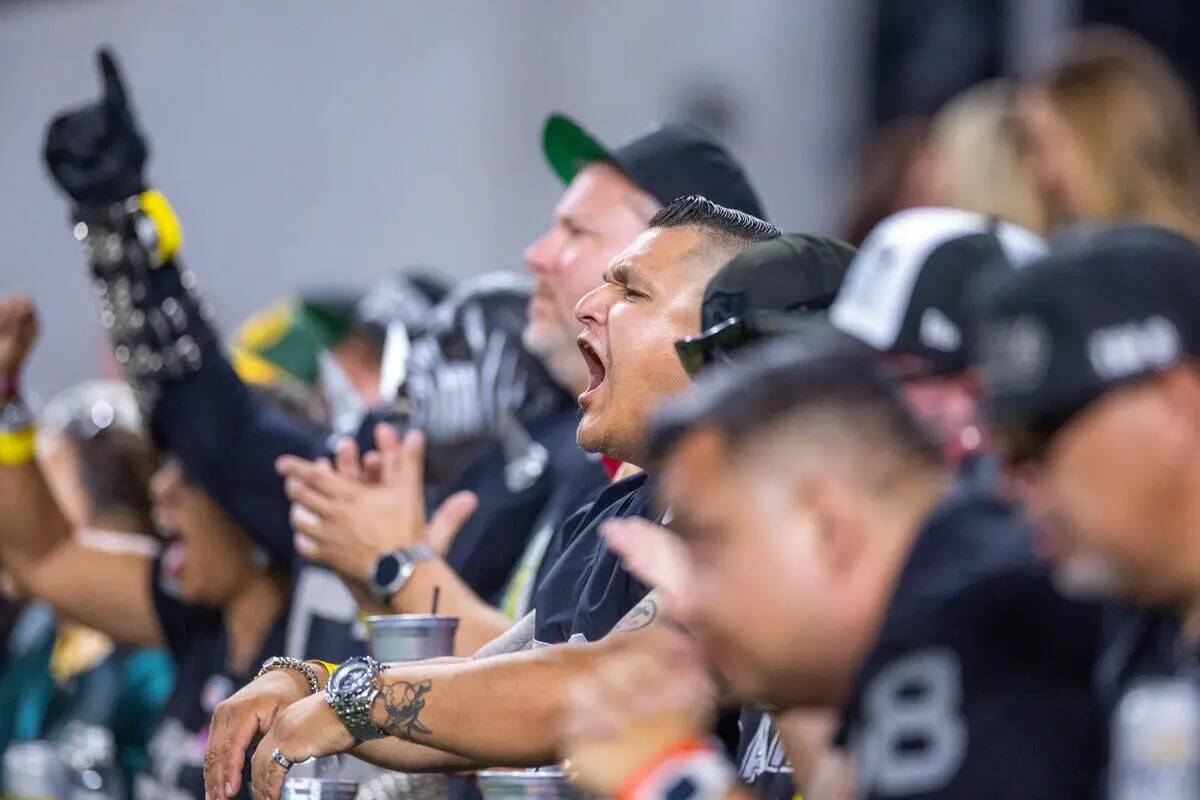 Fans de los Raiders animan a los Green Bay Packers durante la primera mitad de su partido de la ...