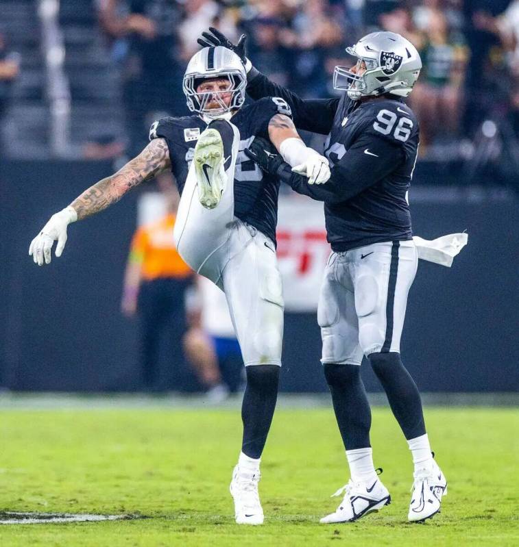 El defensive end de los Raiders Maxx Crosby (98) celebra un sack sobre el quarterback de los Gr ...