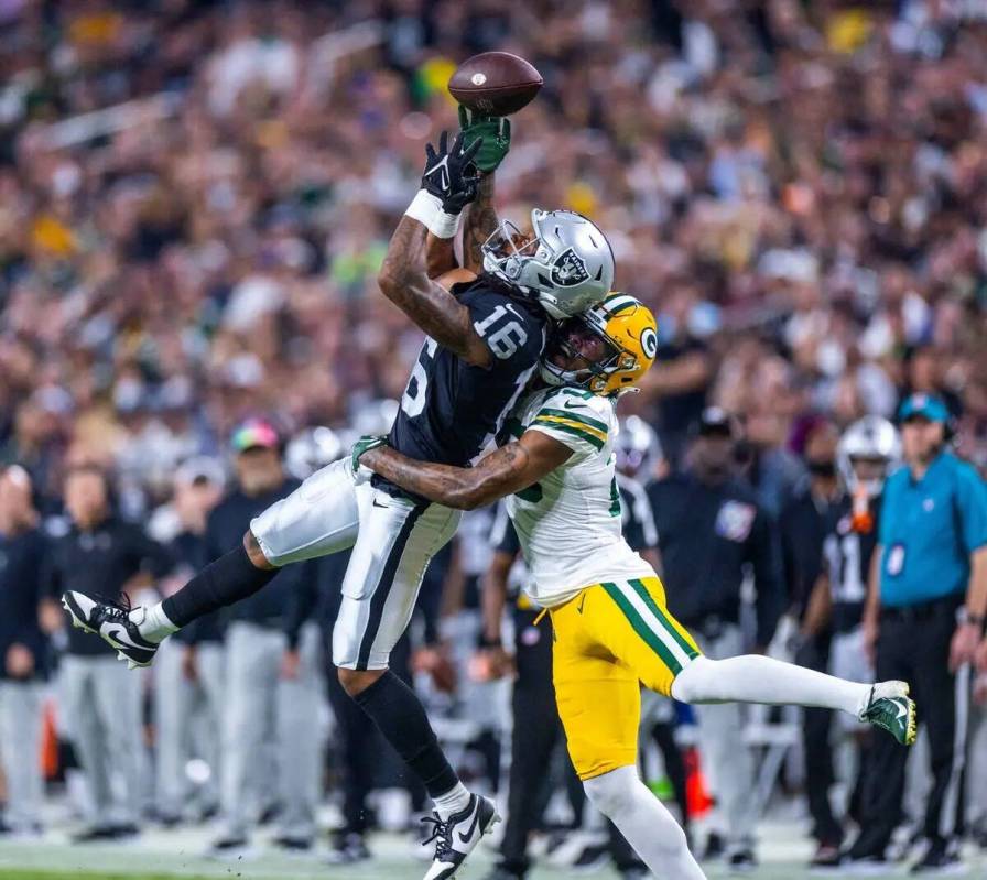 El wide receiver de los Raiders Jakobi Meyers (16) lucha por una recepción con el cornerback d ...