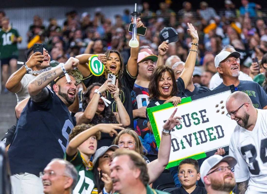 Los fans de los Raiders se animan contra los Green Bay Packers durante la primera mitad de su p ...