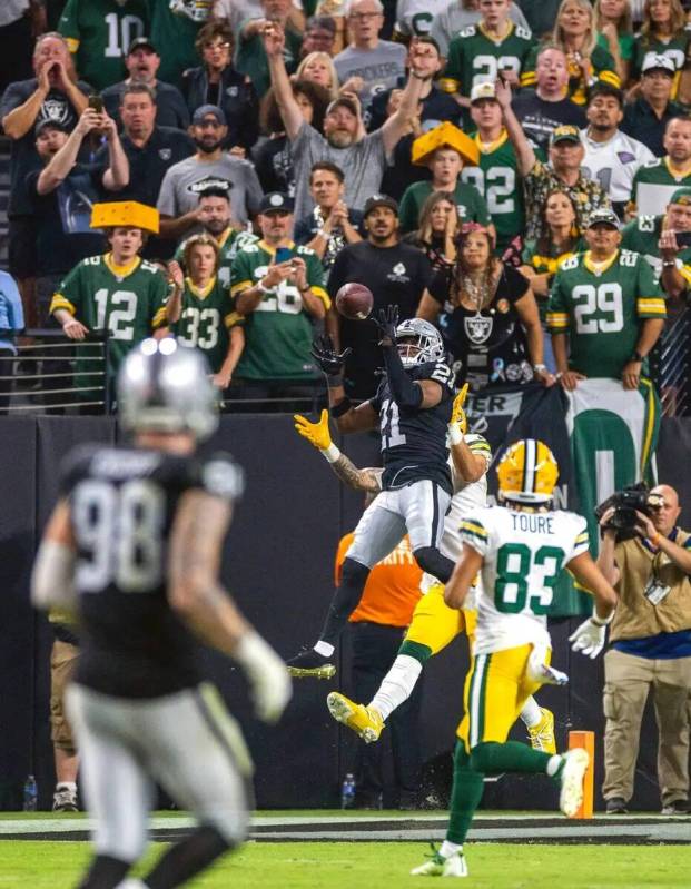 El cornerback de los Raiders Amik Robertson (21) intercepta un pase en la zona de anotación de ...