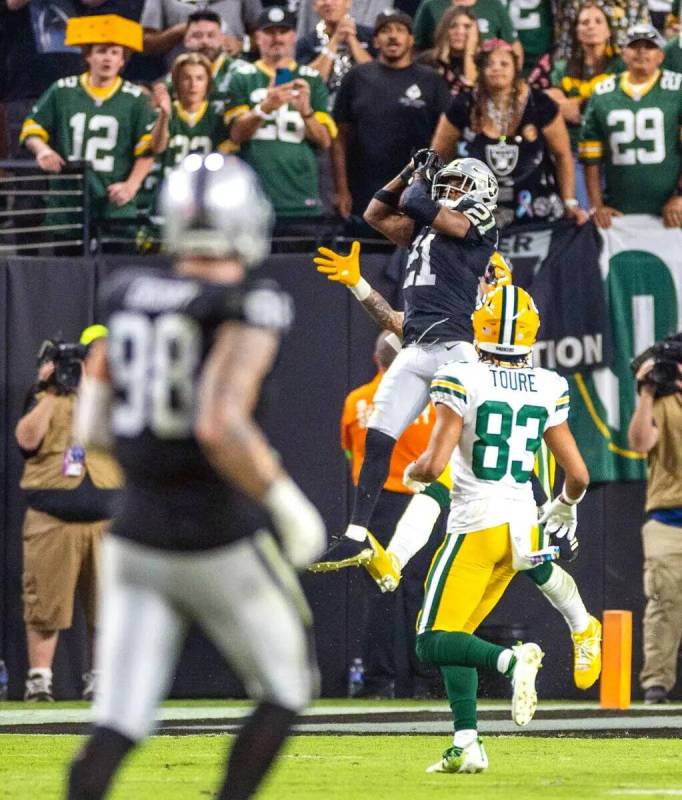 El cornerback de los Raiders Amik Robertson (21) intercepta un pase en la zona de anotación de ...