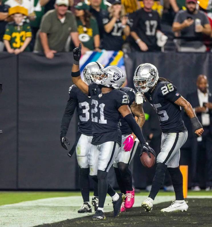 El cornerback de los Raiders Amik Robertson (21) celebra una intercepción con sus compañeros ...