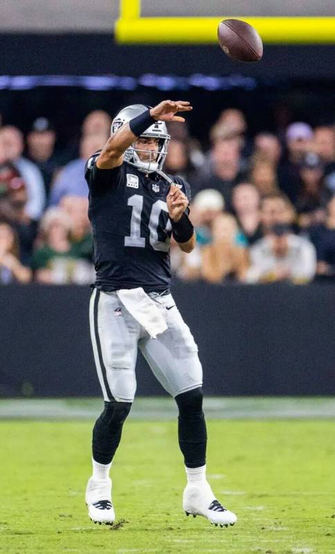 El quarterback de los Raiders Jimmy Garoppolo (10) realiza un pase contra los Green Bay Packers ...