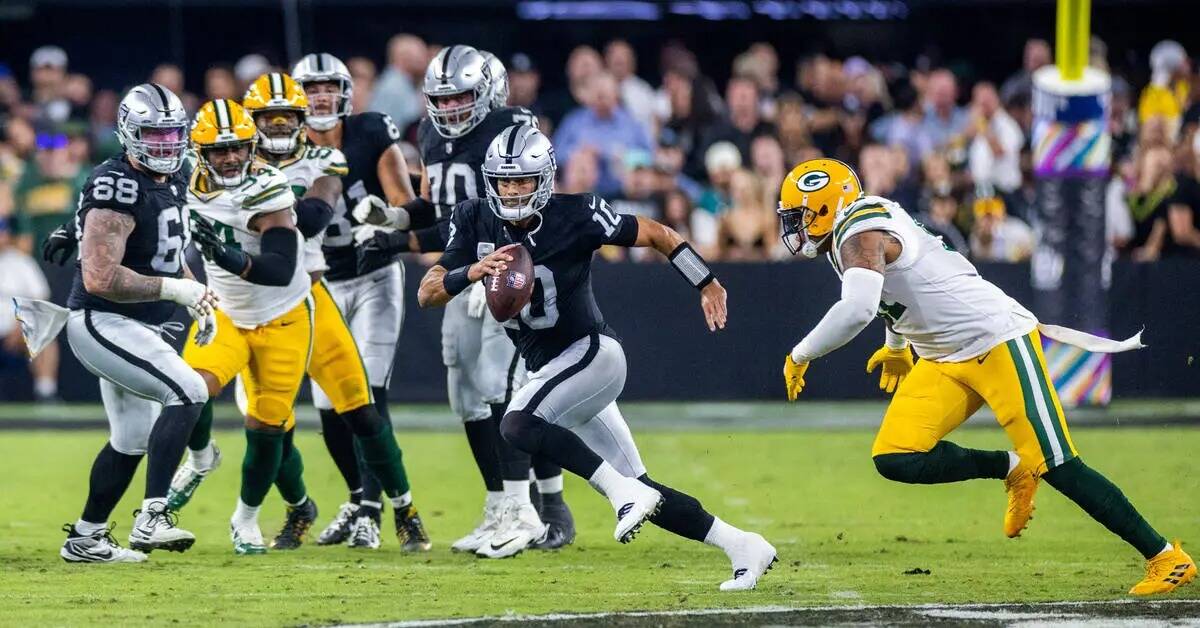 El quarterback de los Raiders Jimmy Garoppolo (10) busca yardas en una carrera contra los Green ...