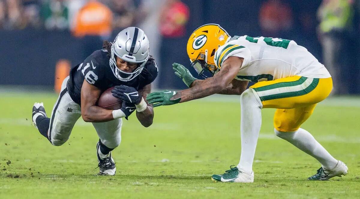 El wide receiver de los Raiders Jakobi Meyers (16) se lanza en busca de más yardas contra el c ...