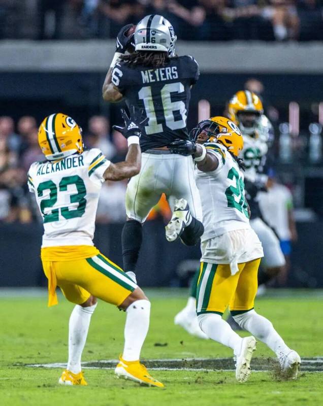 El wide receiver de los Raiders Jakobi Meyers (16) se eleva para una recepción sobre el runnin ...