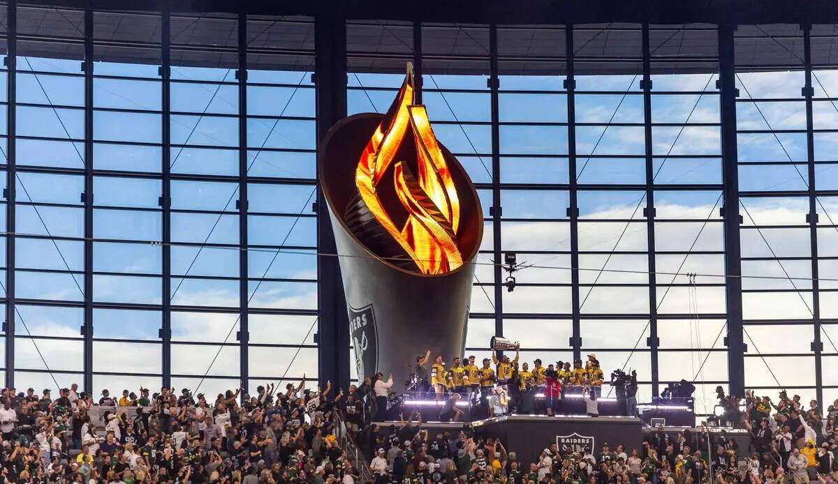 Los Golden Knights con la Copa Stanley en el aire para el encendido de la antorcha mientras los ...