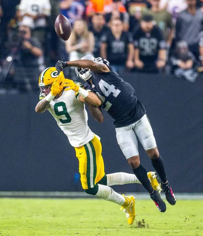 El wide receiver de los Green Bay Packers Christian Watson (9) recibe un pase desviado por el c ...