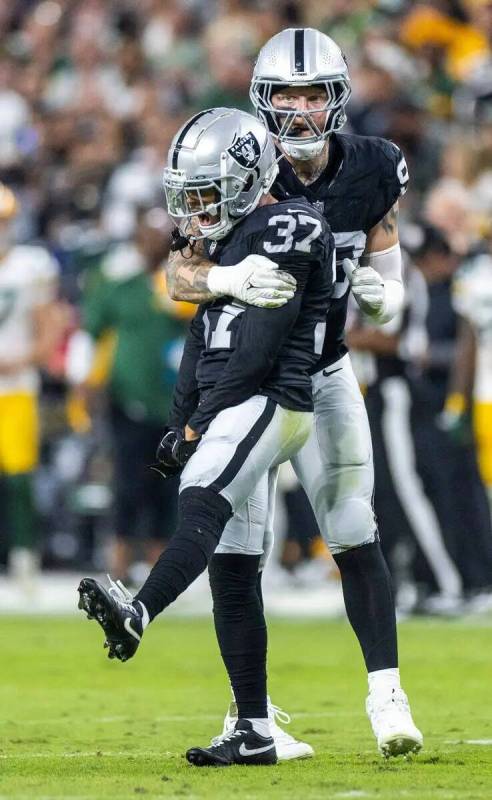 El cornerback de los Raiders Tyler Hall (37) se anima con su compañero de equipo el defensive ...