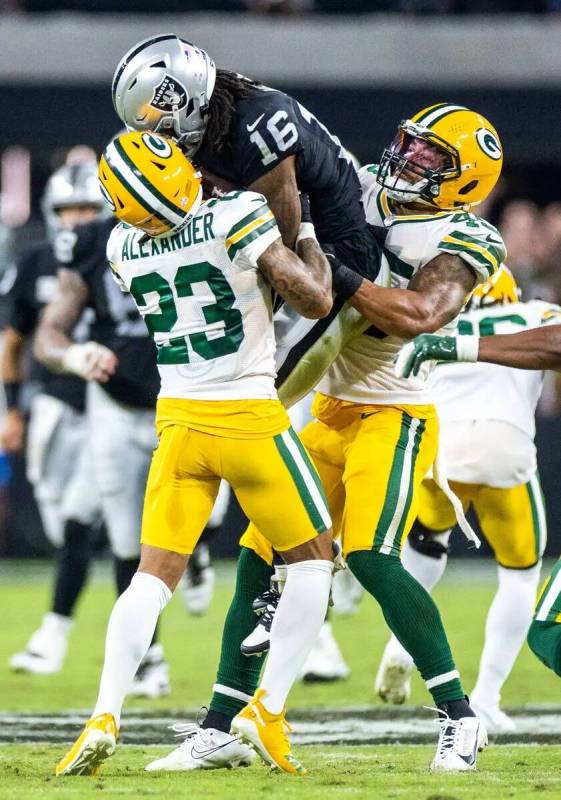 El wide receiver de los Raiders Jakobi Meyers (16) asegura un pase entre el cornerback de los G ...