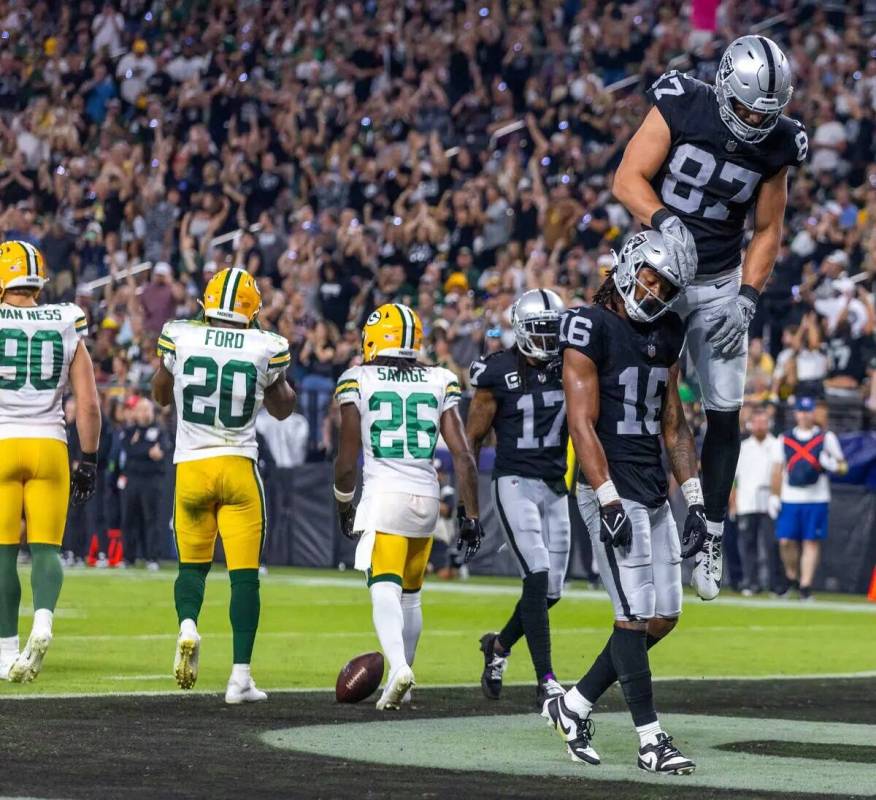 El wide receiver de los Raiders Jakobi Meyers (16) celebra un touchdown del tight end Michael M ...