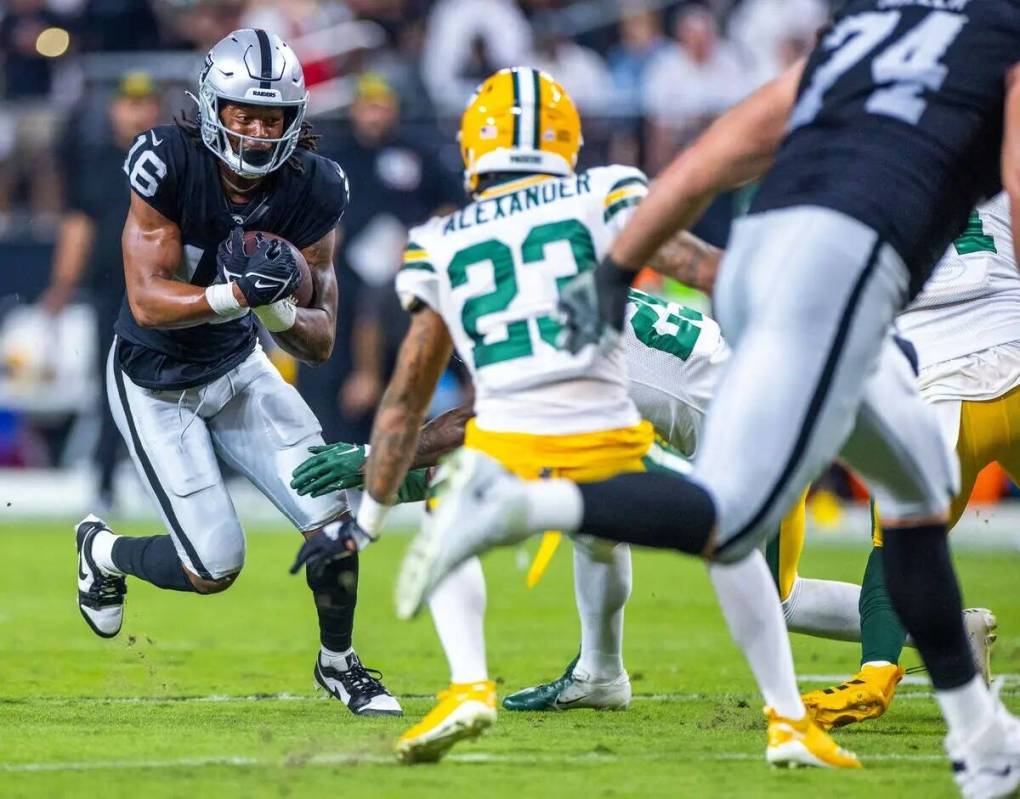 El wide receiver de los Raiders Jakobi Meyers (16) hace una recepción bajo la presión del cor ...