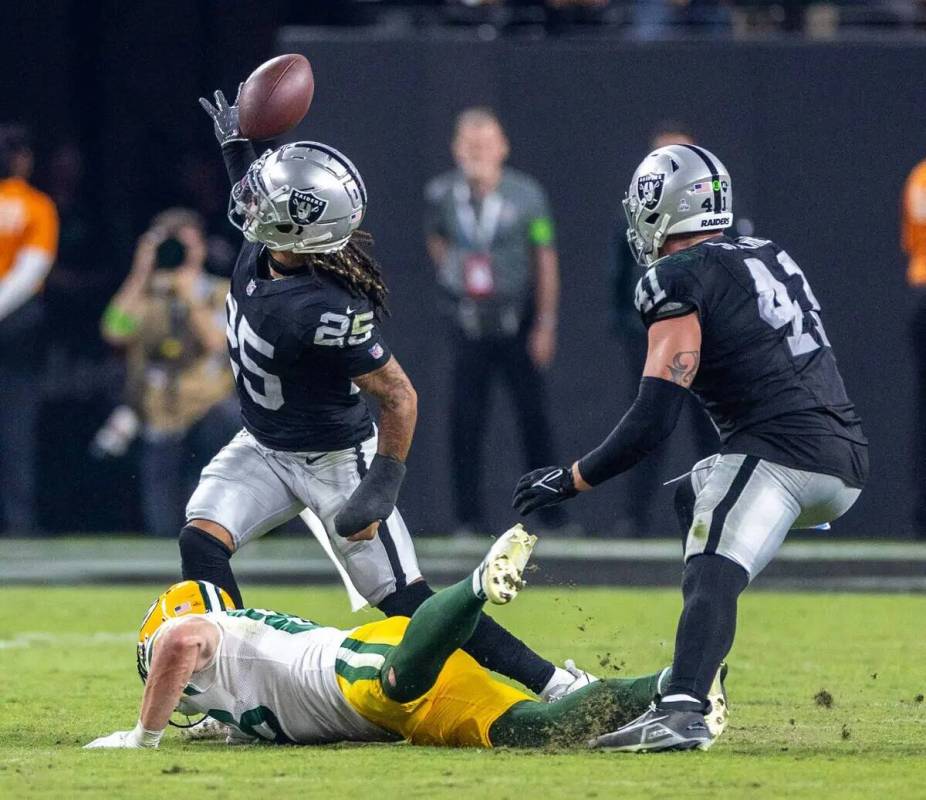 El safety de los Raiders Tre'von Moehrig (25) intenta una intercepción contra los Green Bay Pa ...