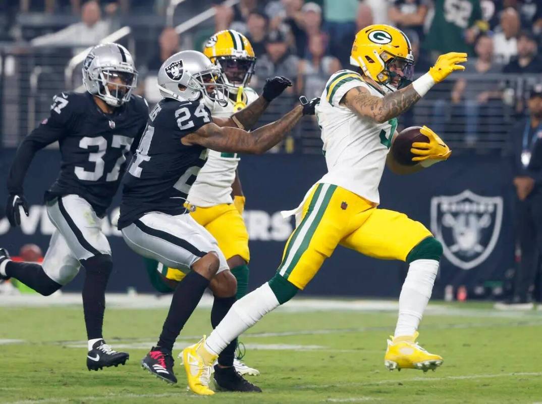 El wide receiver de los Green Bay Packers Christian Watson (9) es derribado por el cornerback d ...