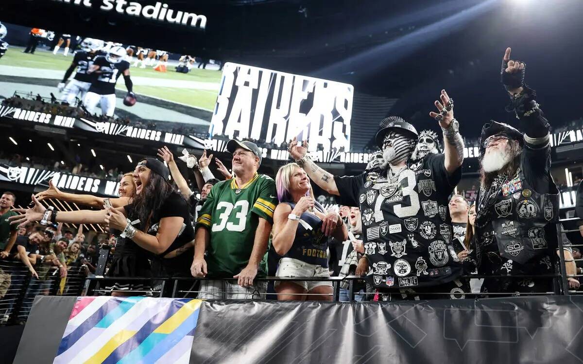 Fans de los Raiders celebran la victoria por 17-13 contra los Green Bay Packers tras la segunda ...