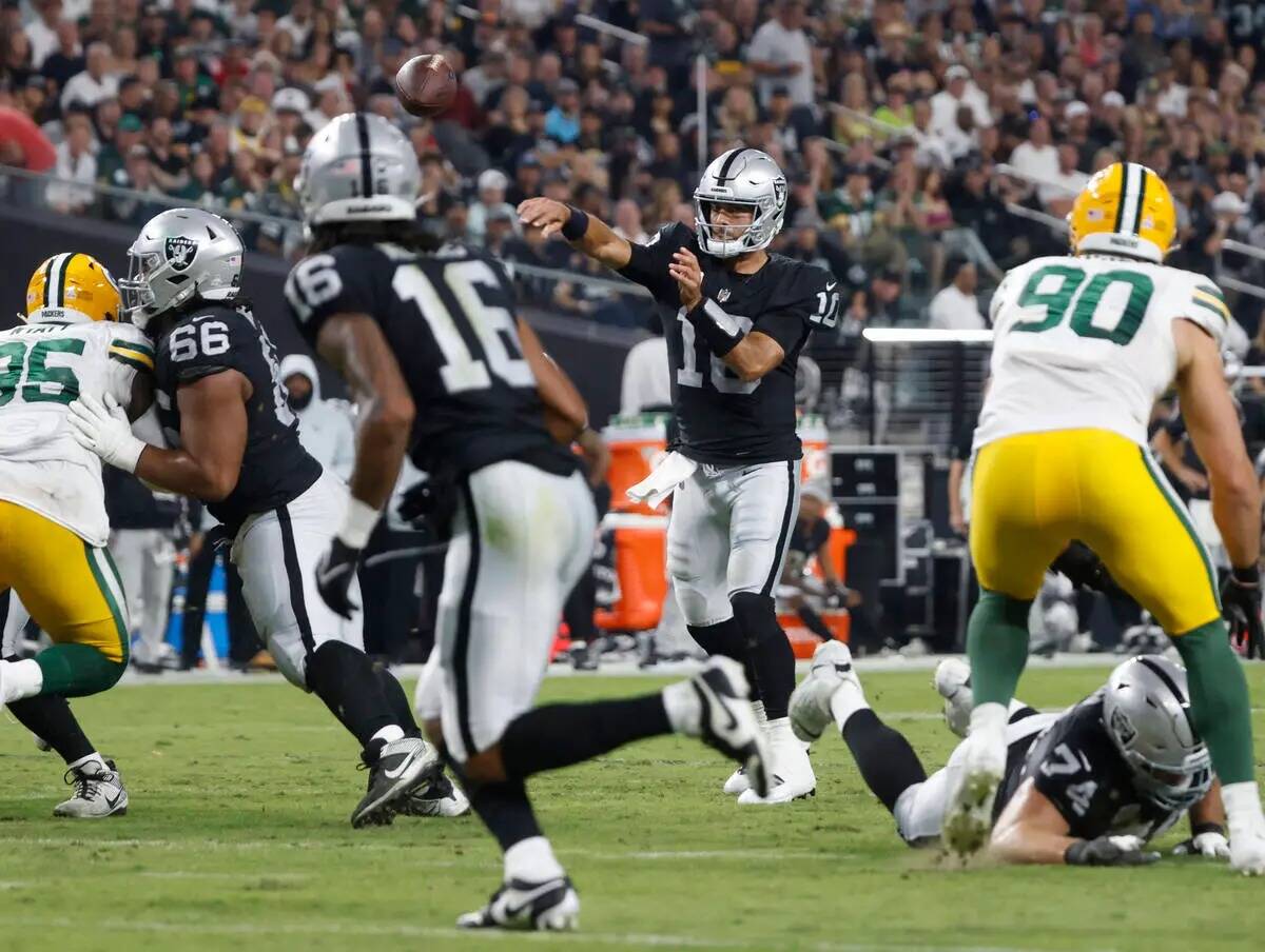 El quarterback de los Raiders Jimmy Garoppolo (10) lanza un pase de touchdown al wide receiver ...