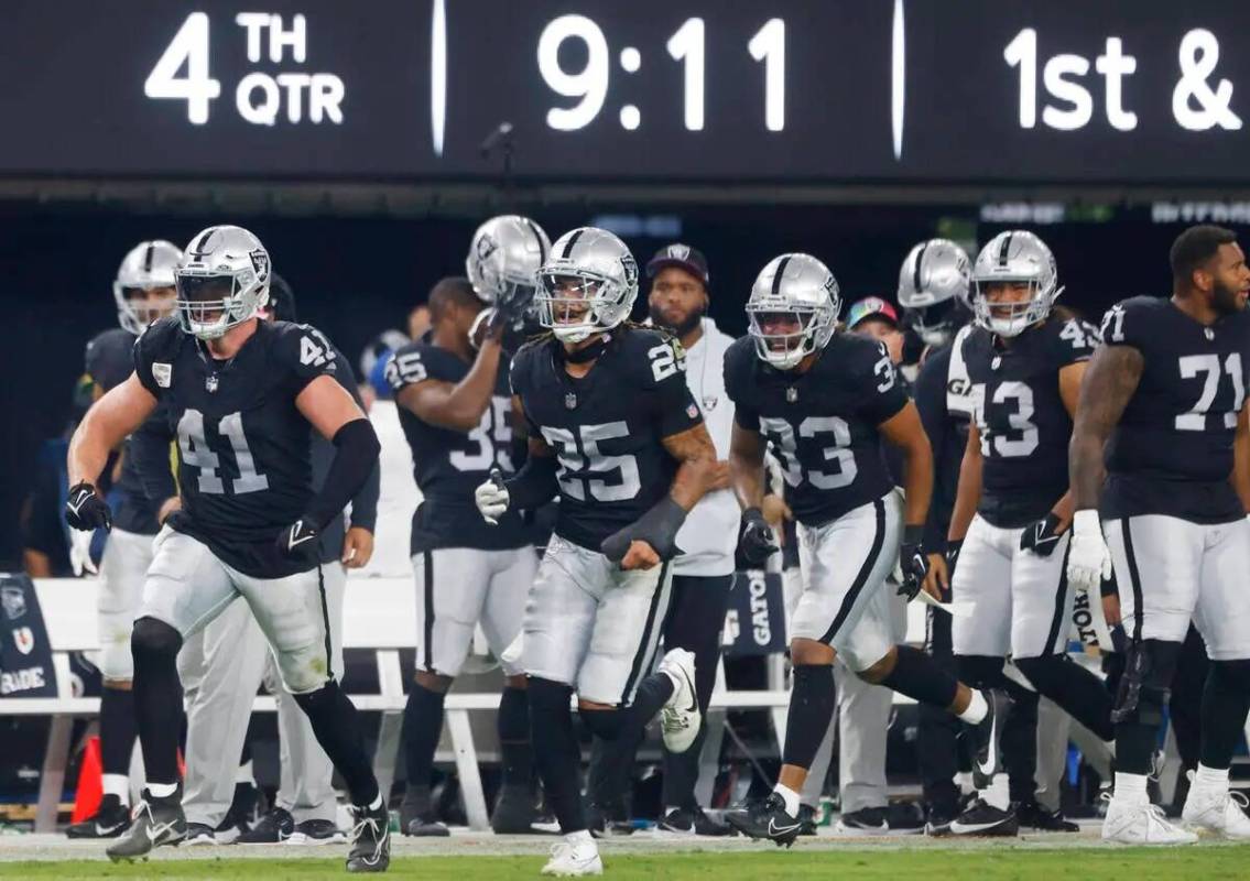 El linebacker de los Raiders Robert Spillane (41) celebra su segunda intercepción del partido ...