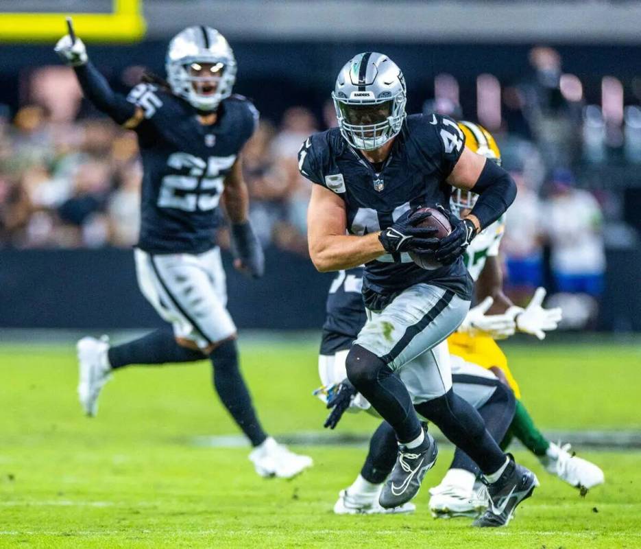 El linebacker de los Raiders Robert Spillane (41) intercepta un pase del quarterback de los Gre ...