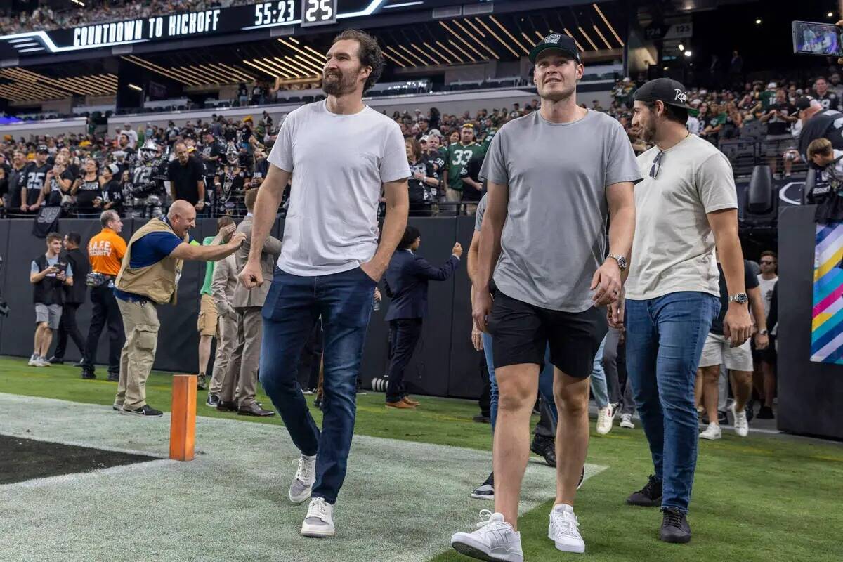 Los jugadores de los Golden Knights, de izquierda a derecha, Mark Stone, Brayden McNabb y Nicol ...