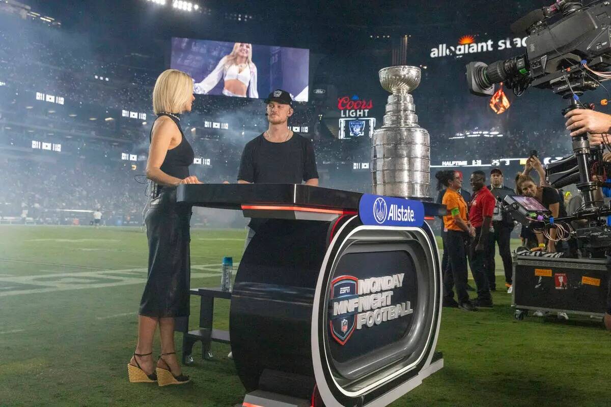 Jack Eichel de los Golden Knights es entrevistado durante el Monday Night Football durante el d ...