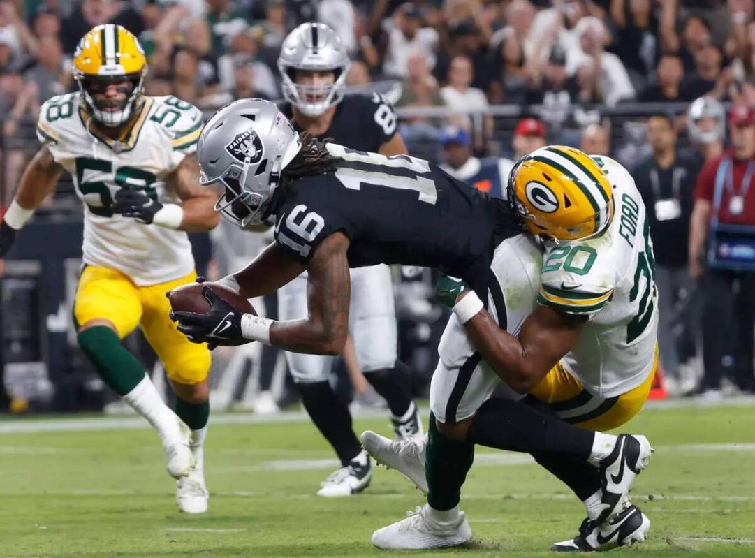 El wide receiver de los Raiders Jakobi Meyers (16) anota un touchdown durante la primera mitad ...