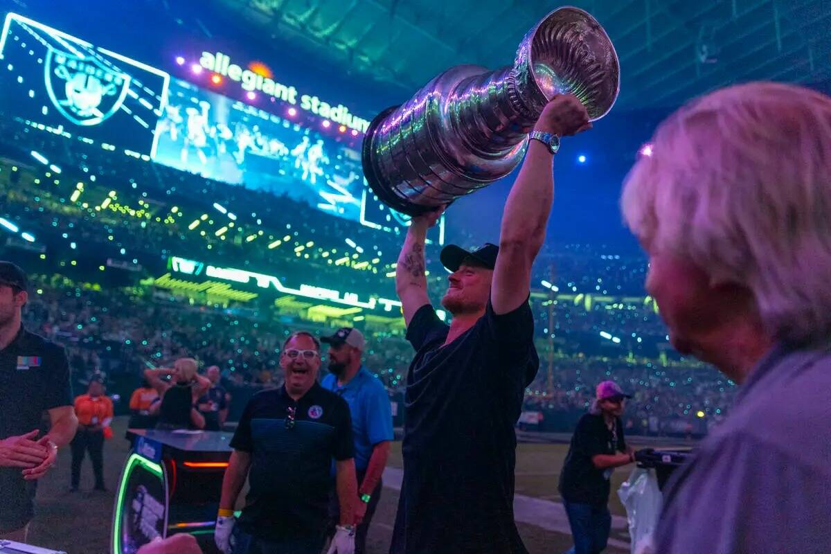 Jack Eichel, de los Golden Knights, levanta la Copa Stanley tras una entrevista en el programa ...