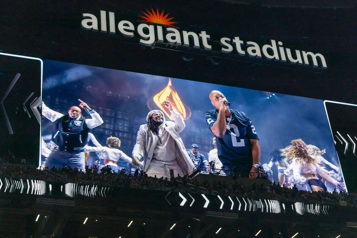 Warren G, Marshawn Lynch y Too Short se presentan durante el descanso de un partido de la NFL e ...