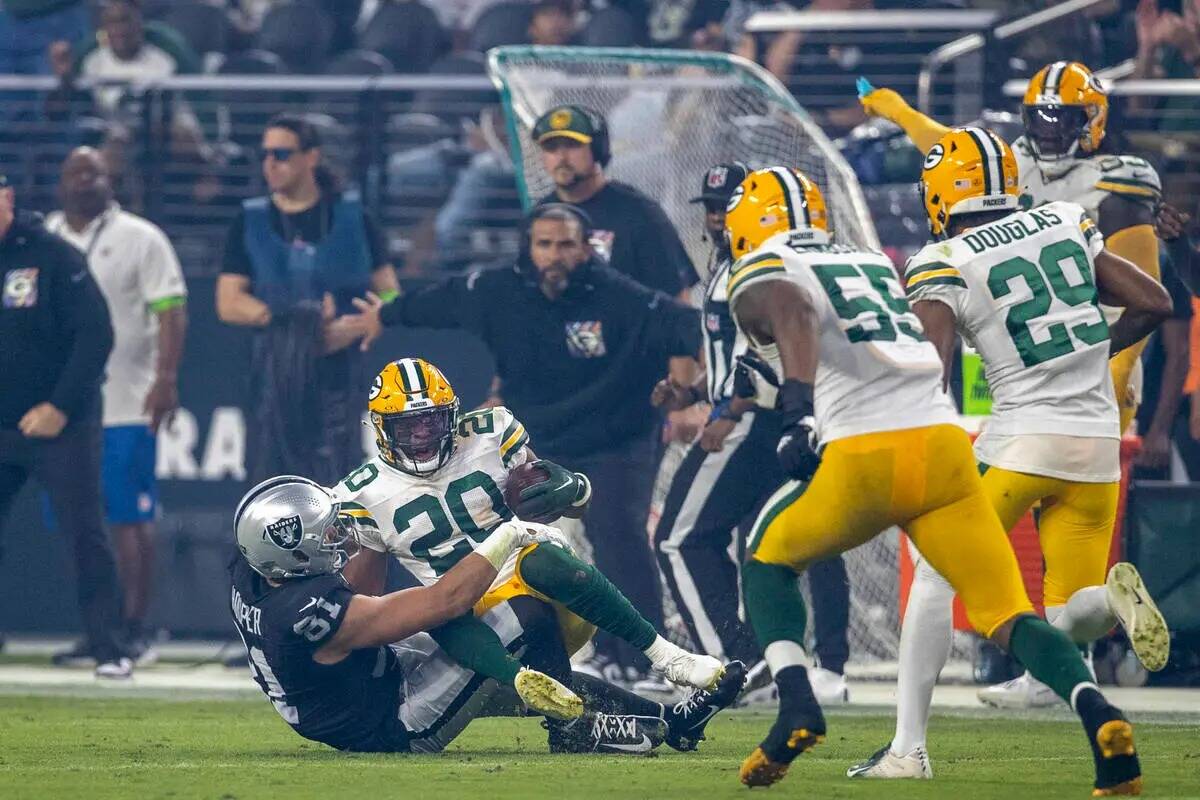 El safety de los Green Bay Packers Rudy Ford (20) intercepta un balón americano mientras el ti ...