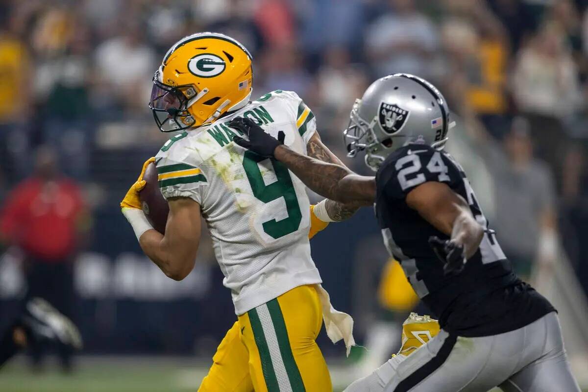 El cornerback de los Raiders Marcus Peters (24) comete una penalización de cuello de caballo a ...