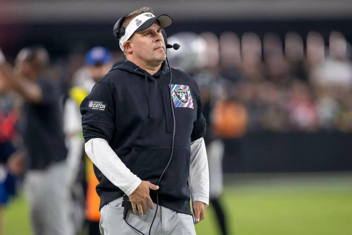 El entrenador de los Raiders, Josh McDaniels, observa desde la banda durante la segunda mitad d ...