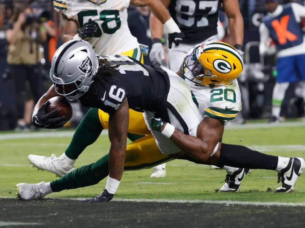 El wide receiver de los Raiders Jakobi Meyers (16) anota un touchdown mientras el safety de los ...