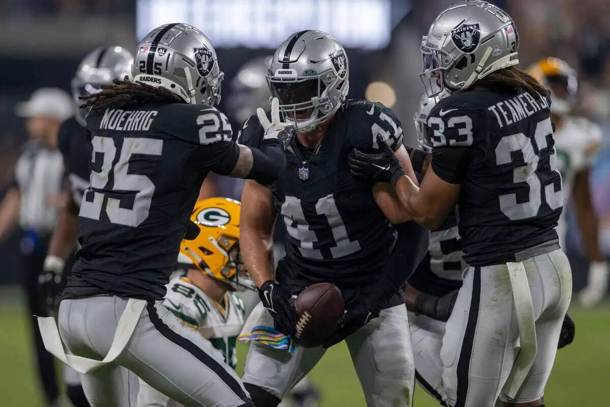 El safety de los Raiders Tre'von Moehrig (25) y el safety Roderic Teamer (33) felicitan al line ...